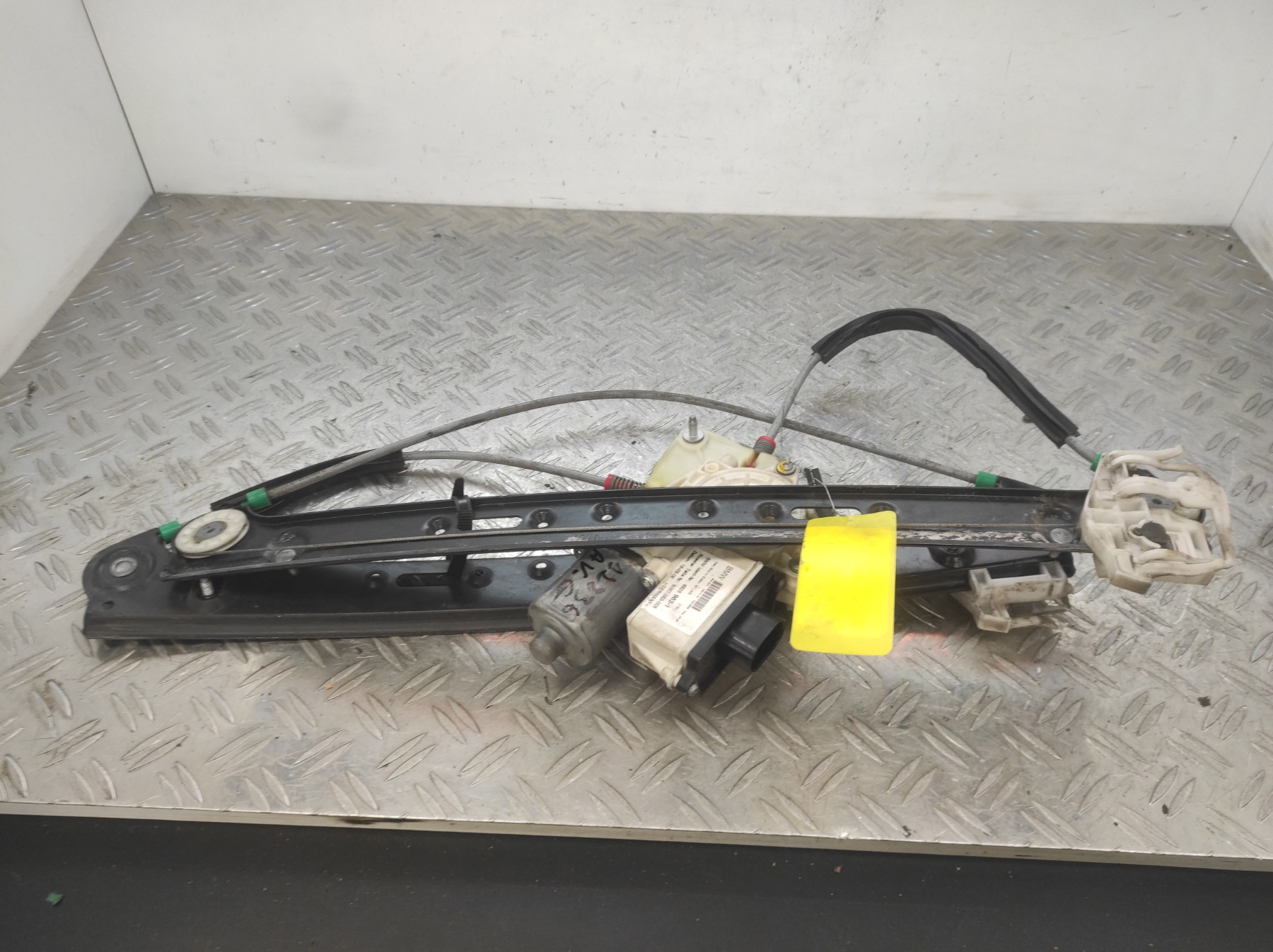 Leve vitre electrique avant gauche BMW X3 E83 PHASE 1 – 130822223