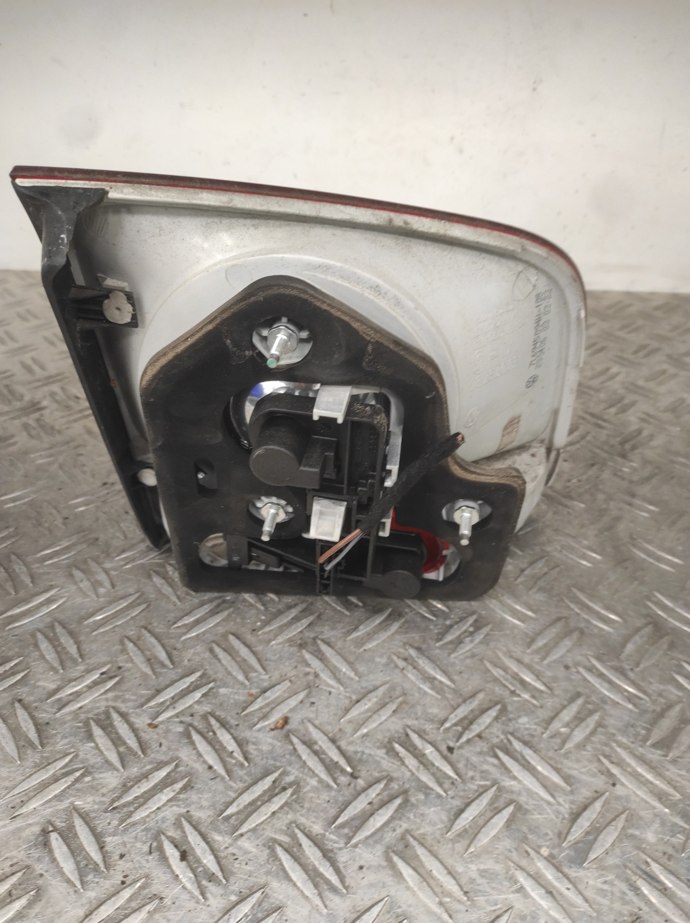 Feu arriere secondaire droit (feux) VOLKSWAGEN TOUAREG 1 PHASE 1 – 7L6945094R