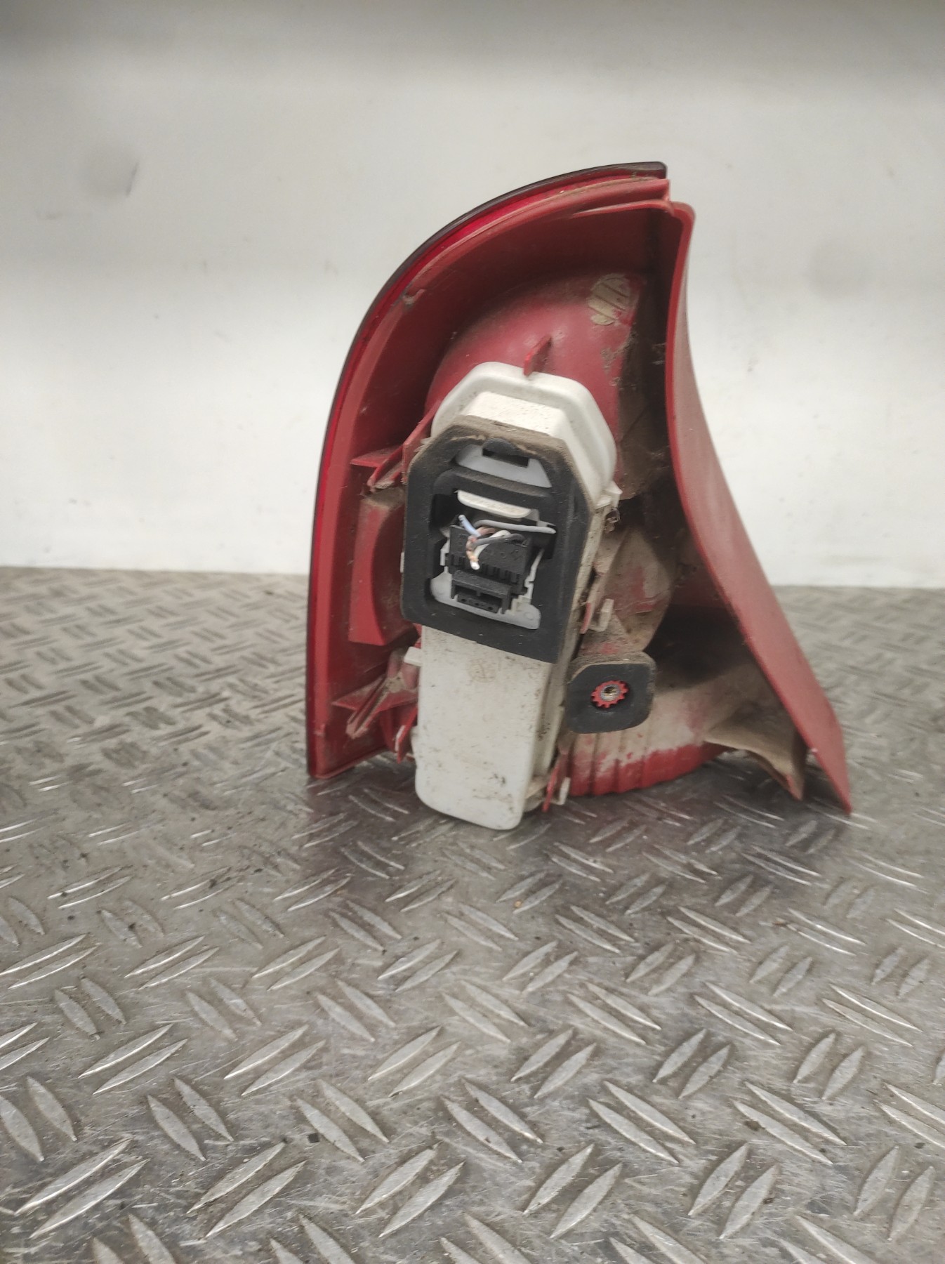 Feu arriere principal droit (feux) RENAULT CLIO 2 PHASE 2 – 8200071414