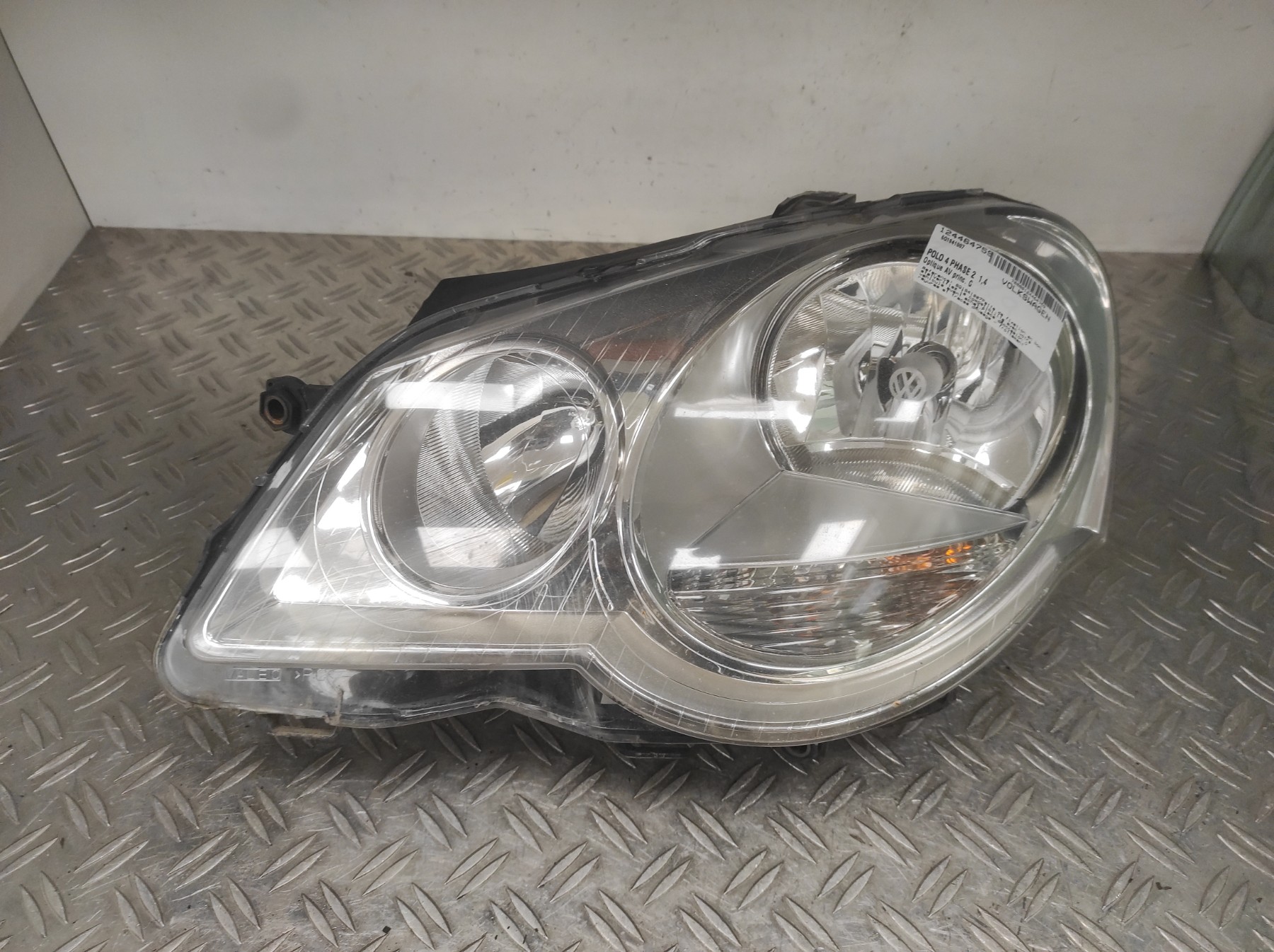 Optique avant principal gauche (feux)(phare) VOLKSWAGEN POLO 4 PHASE 2 – 6Q1941007