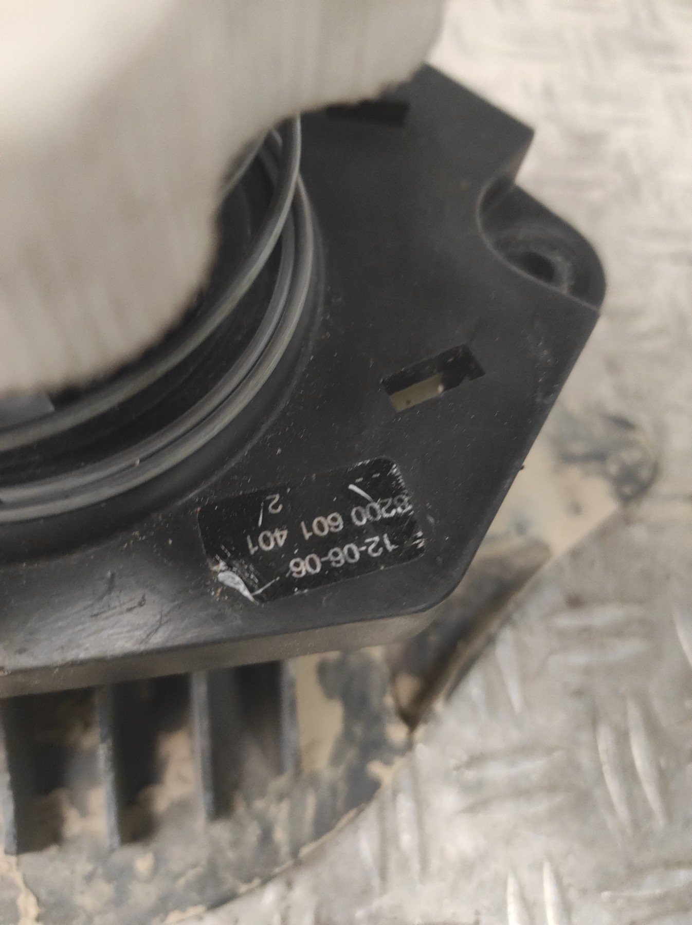 Treuil de roue de secours RENAULT CLIO 3 PHASE 2 – 8200601401