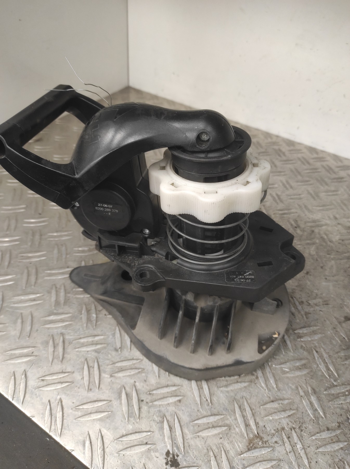 Treuil de roue de secours RENAULT CLIO 3 PHASE 1 – 8200551279