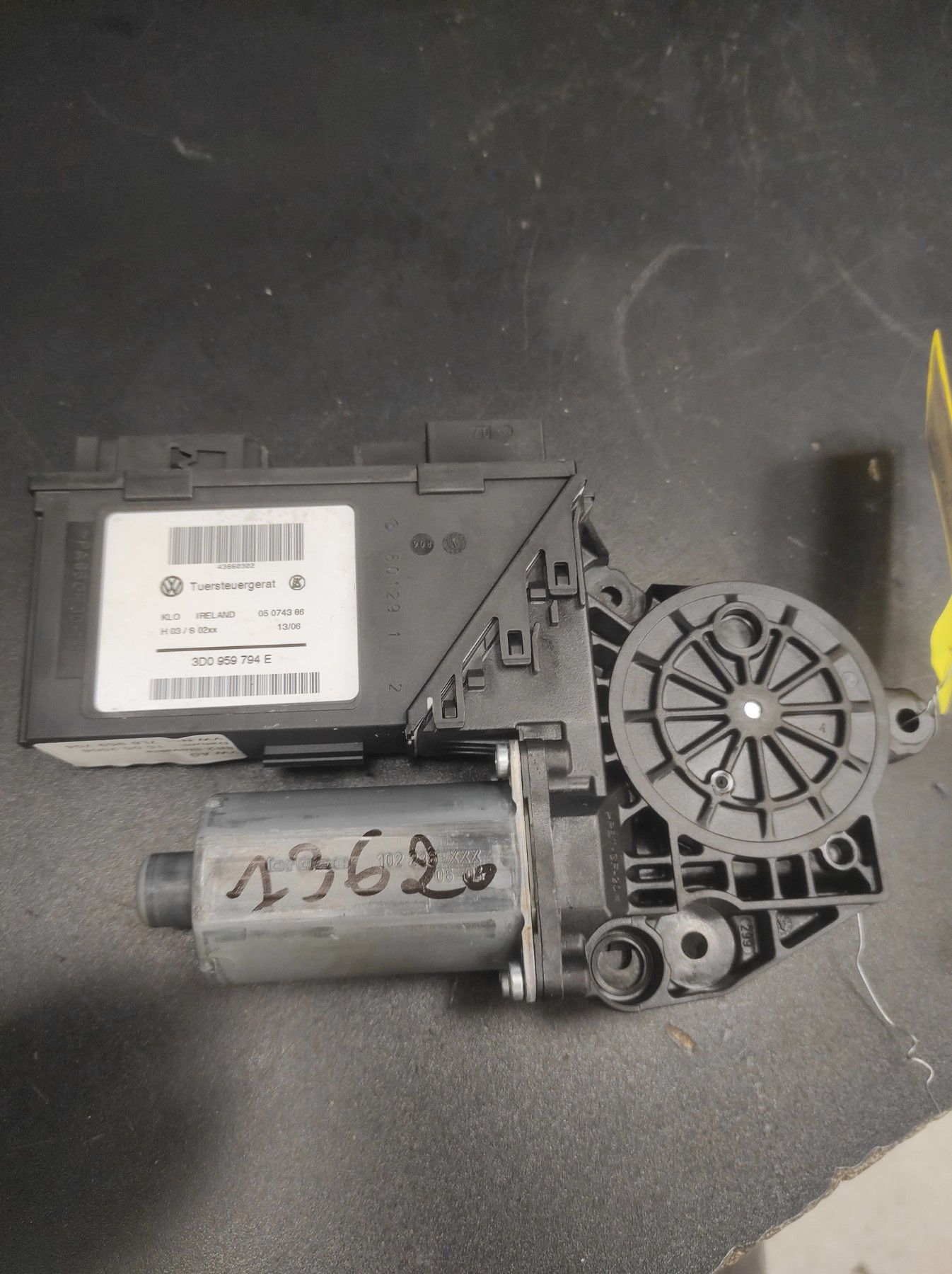 Moteur leve vitre arriere droit VOLKSWAGEN TOUAREG 1 PHASE 1 – 3D0959794E