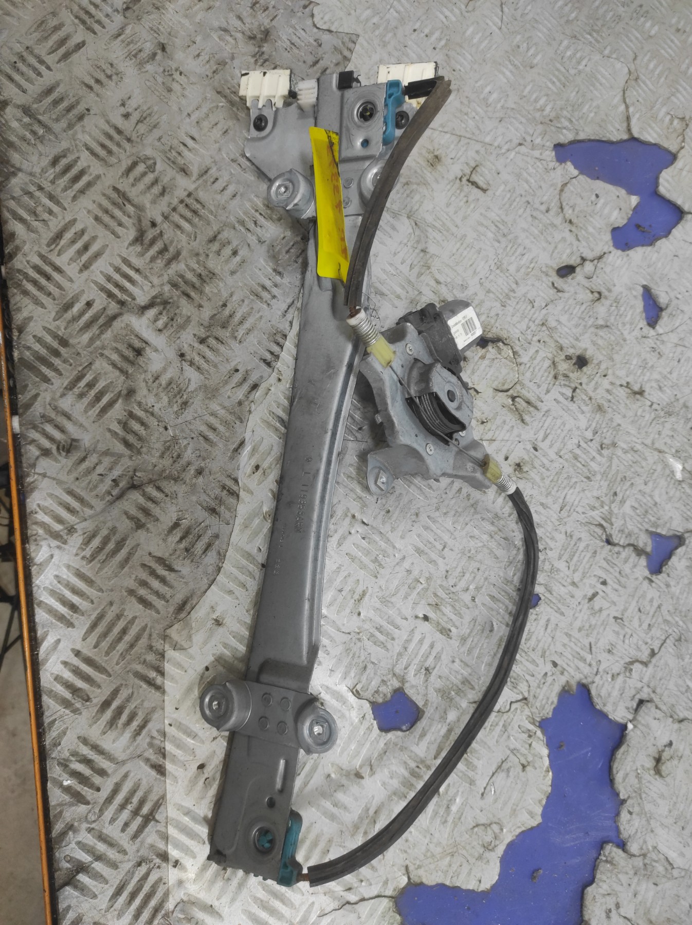 Leve vitre electrique avant gauche RENAULT TWINGO 2 PHASE 1 – 400957