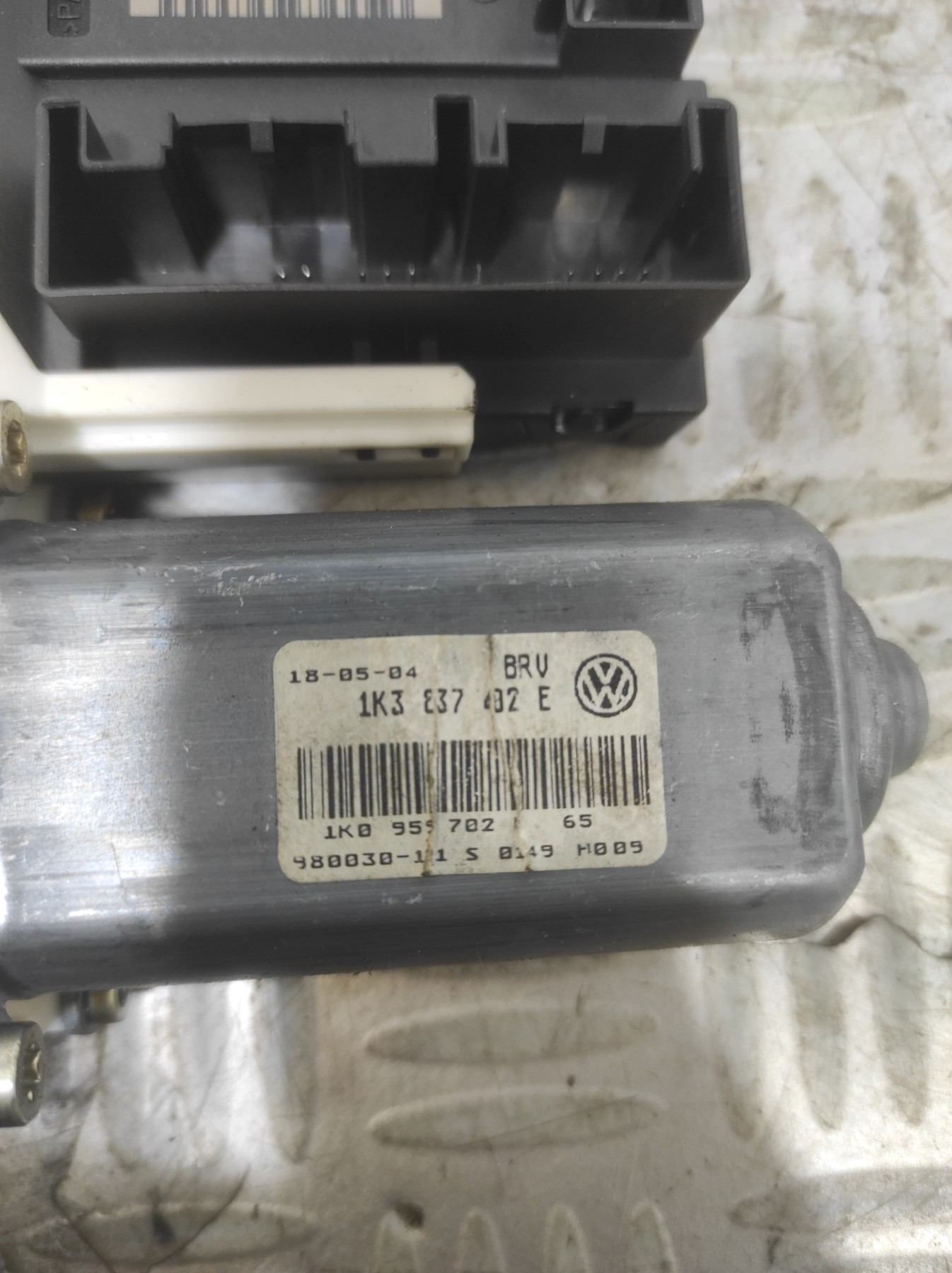 Moteur leve vitre avant droit VOLKSWAGEN GOLF 5 – 1K3837402E