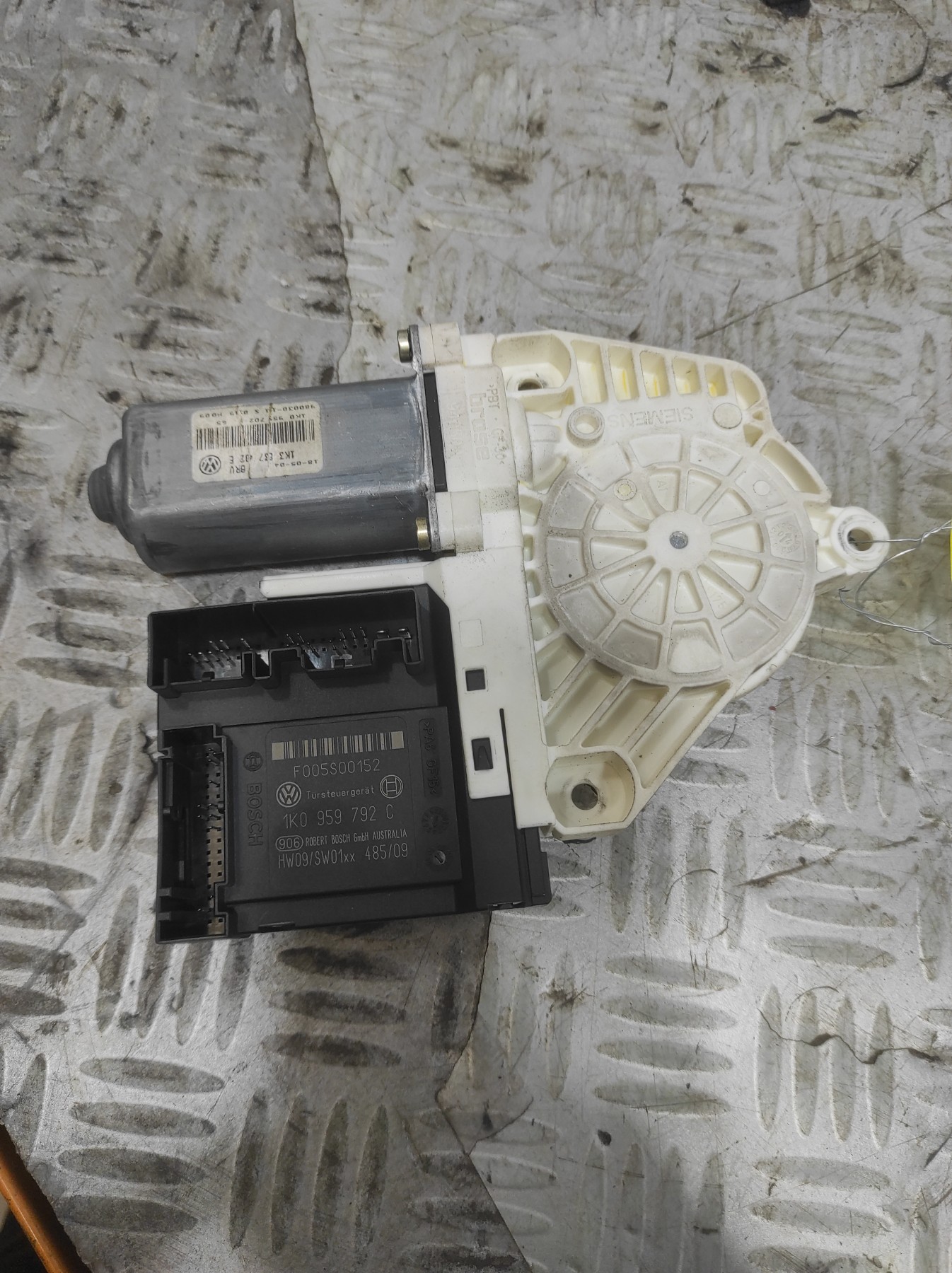 Moteur leve vitre avant droit VOLKSWAGEN GOLF 5 – 1K3837402E