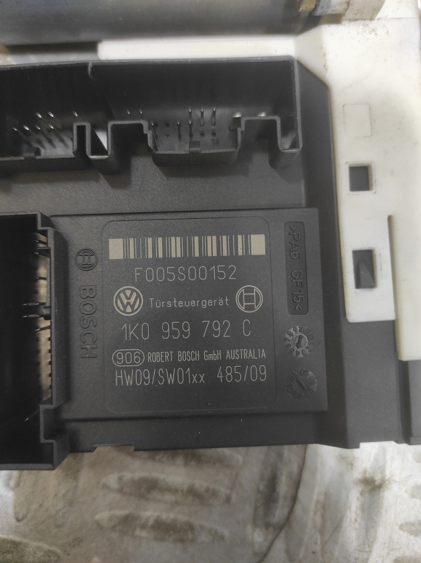 Moteur leve vitre avant droit VOLKSWAGEN GOLF 5 – 1K3837402E