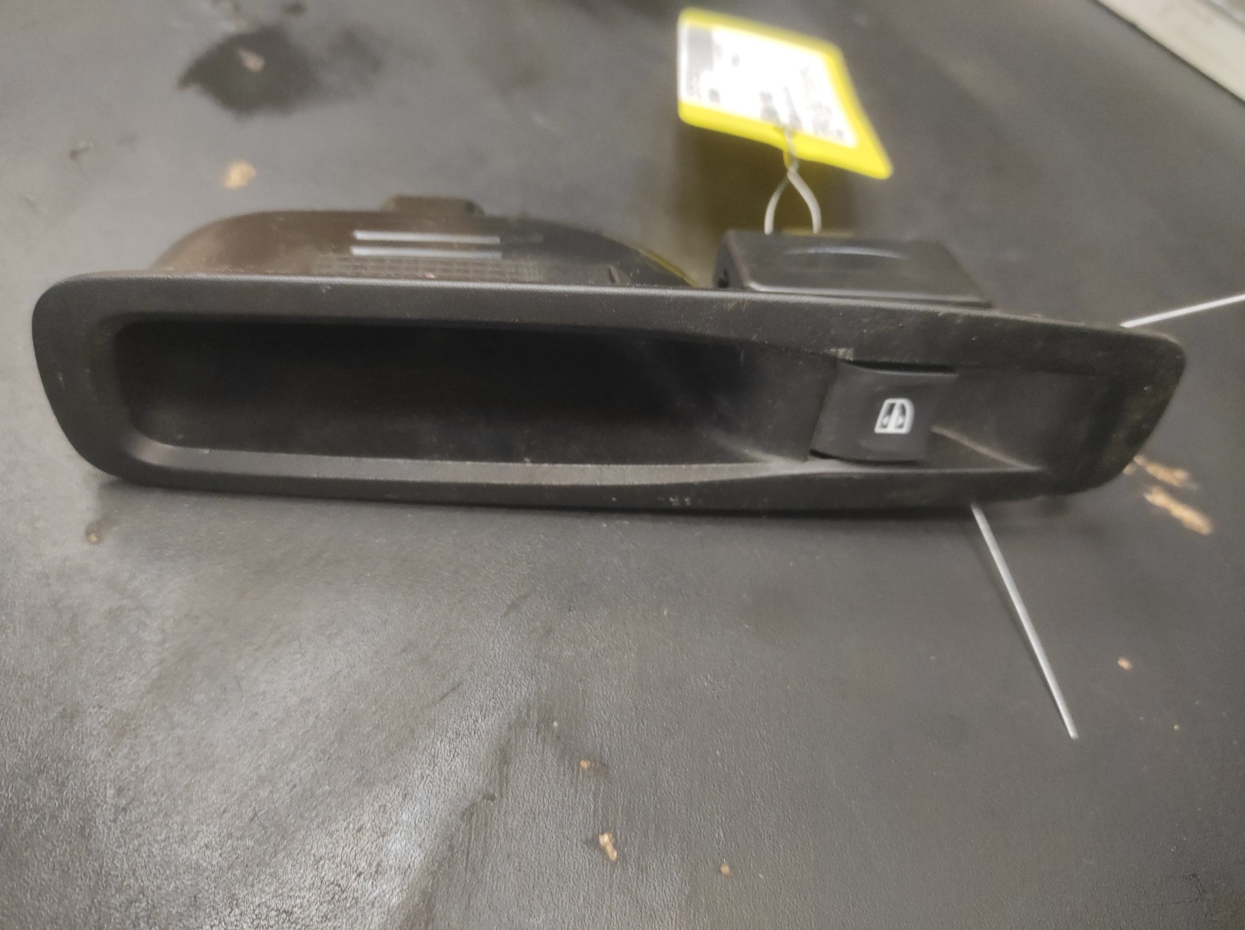 Interrupteur de leve vitre arriere droit RENAULT MEGANE 4 PHASE 1 – 829507746R