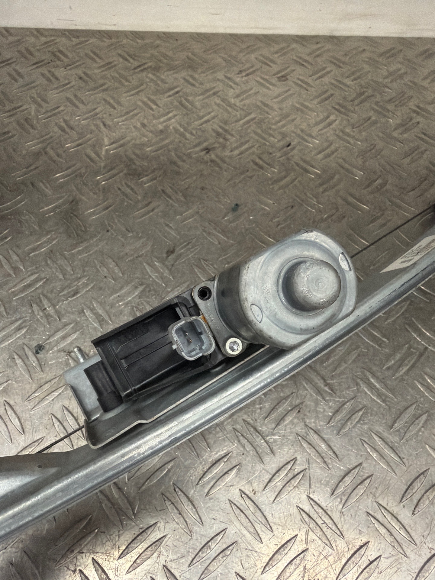 Leve vitre electrique avant droit PEUGEOT 208 1 PHASE 1 – 9673154380