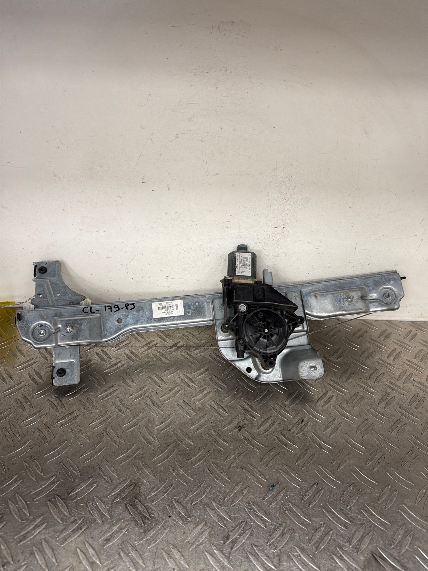 Leve vitre electrique avant droit PEUGEOT 208 1 PHASE 1 – 9673154380
