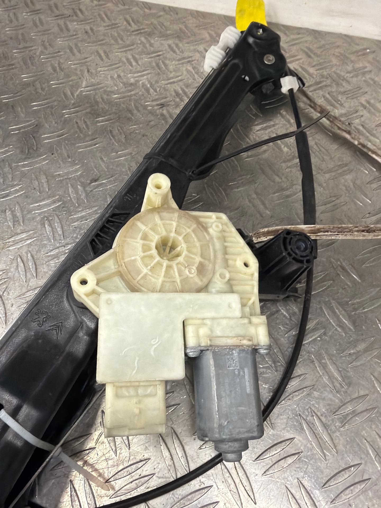 Leve vitre electrique avant droit PEUGEOT 308 2 SW PHASE 1 BREAK – 9677734780