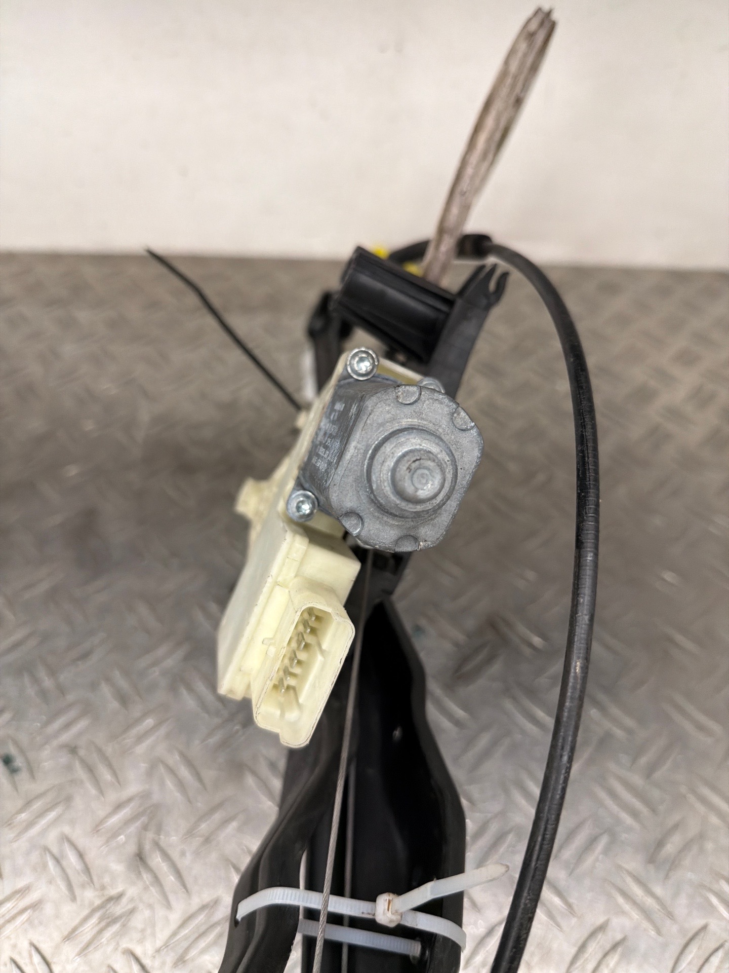 Leve vitre electrique avant droit PEUGEOT 308 2 SW PHASE 1 BREAK – 9677734780
