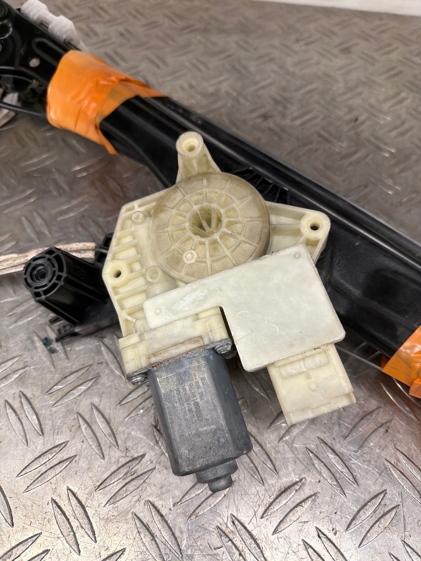 Leve vitre electrique avant gauche PEUGEOT 308 2 SW PHASE 1 BREAK – 9677734880