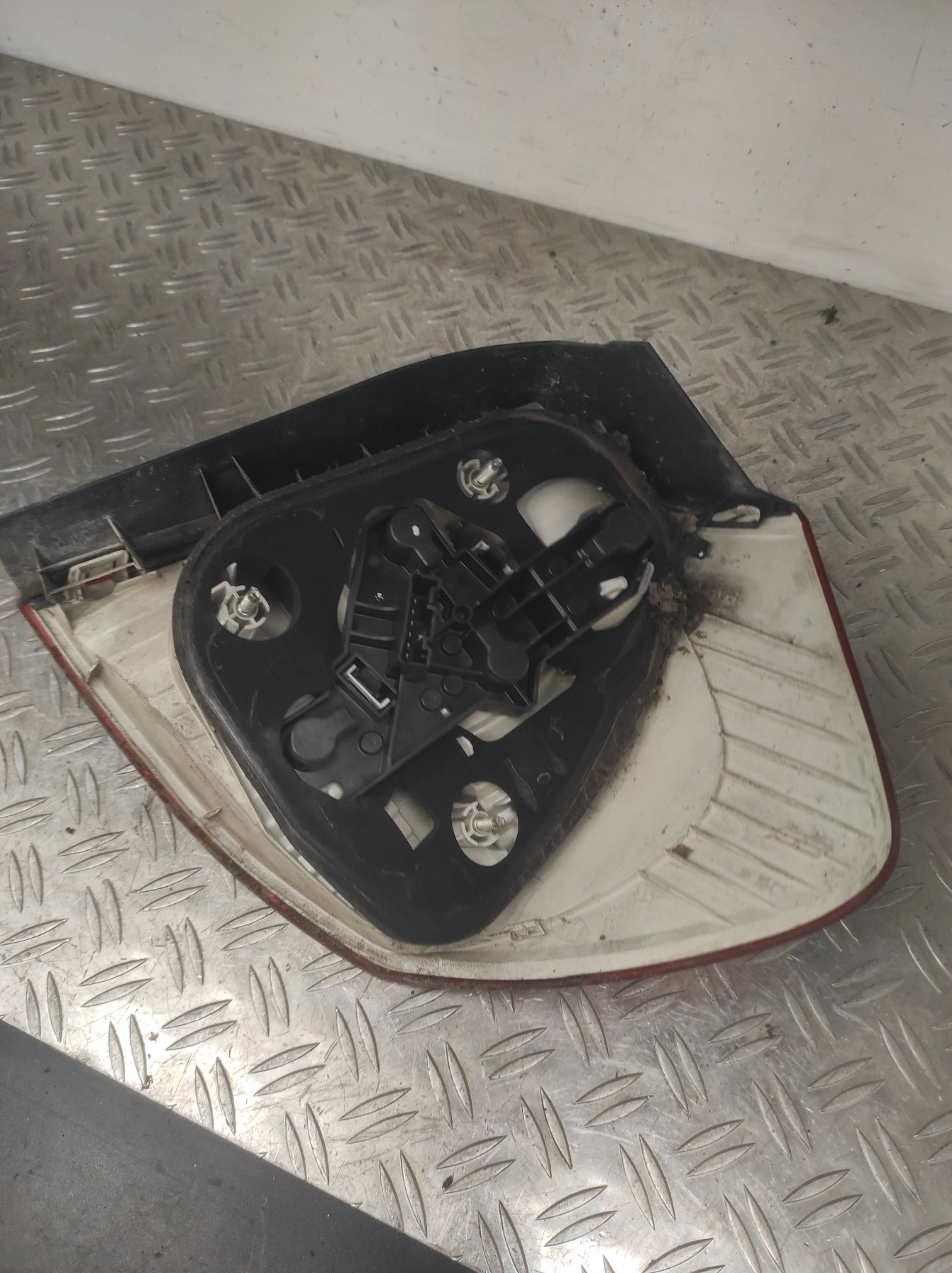 Feu arriere principal gauche (feux) BMW SERIE 1 E87 PHASE 1 – 692450112