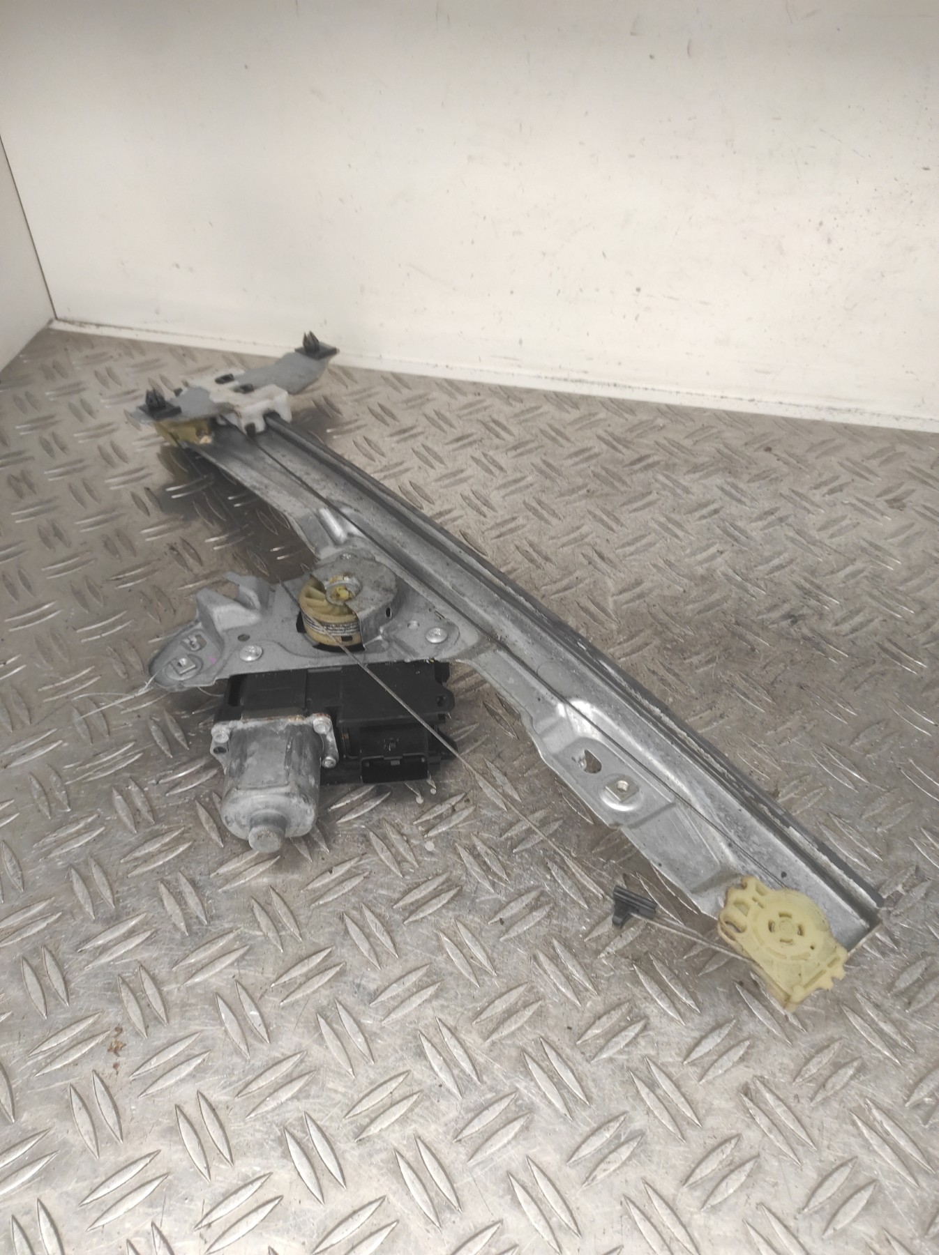 Leve vitre electrique avant gauche PEUGEOT 308 1 PHASE 1 – 9657247680
