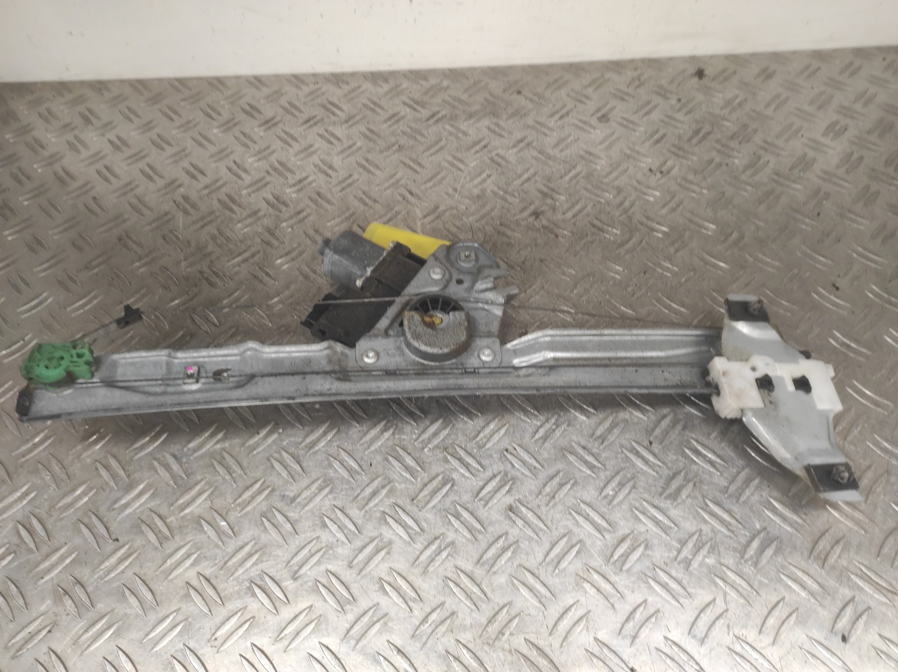 Leve vitre electrique avant gauche PEUGEOT 308 1 PHASE 1 – 9657247680