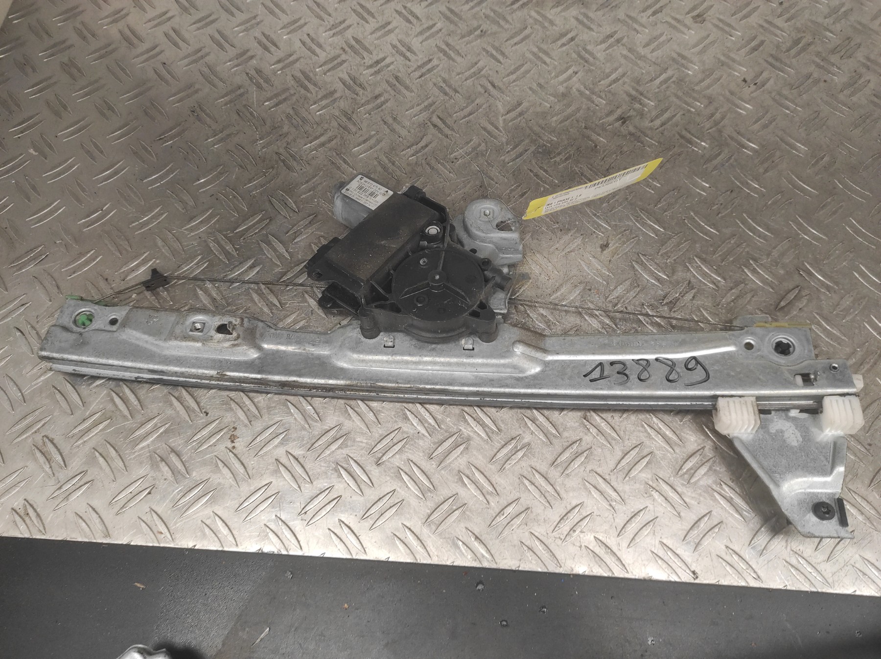 Leve vitre electrique avant droit PEUGEOT 308 1 PHASE 1 – 9657247580