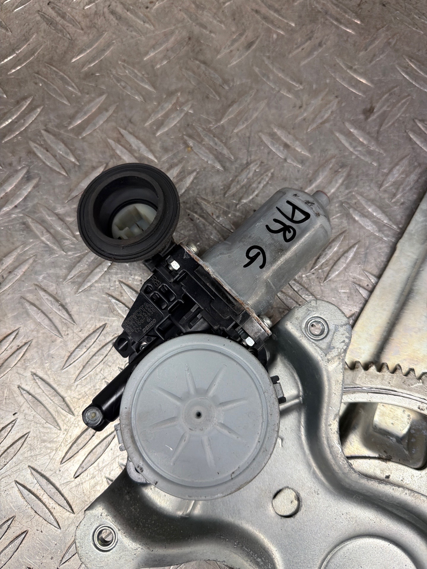 Leve vitre electrique arriere gauche TOYOTA RAV4 3 PHASE 1 – 8571035180