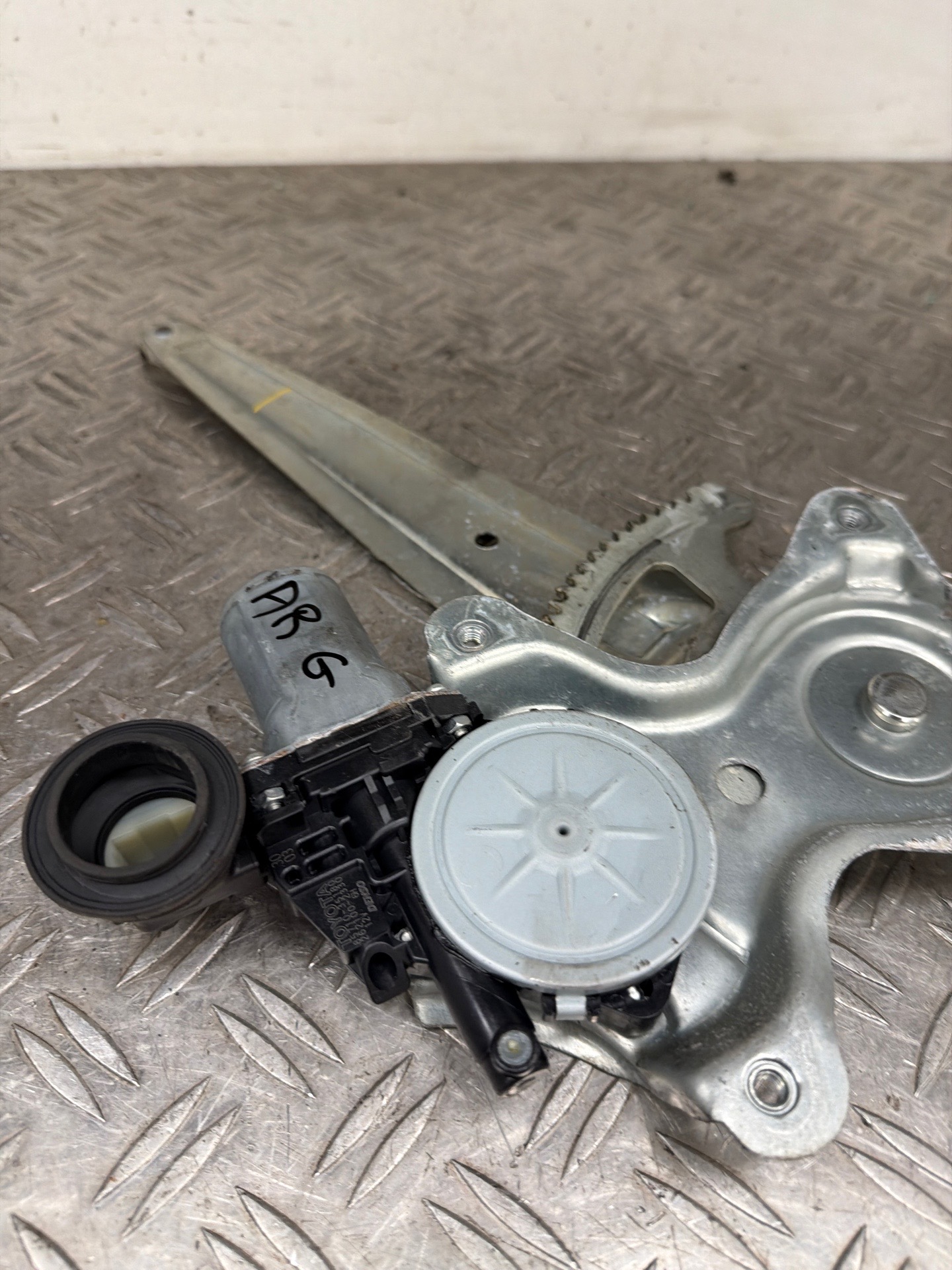 Leve vitre electrique arriere gauche TOYOTA RAV4 3 PHASE 1 – 8571035180