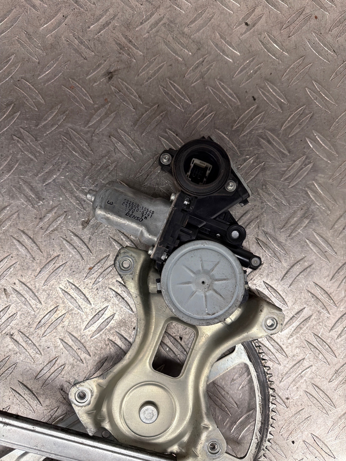Leve vitre electrique avant gauche TOYOTA RAV4 3 PHASE 1 – 42252010540