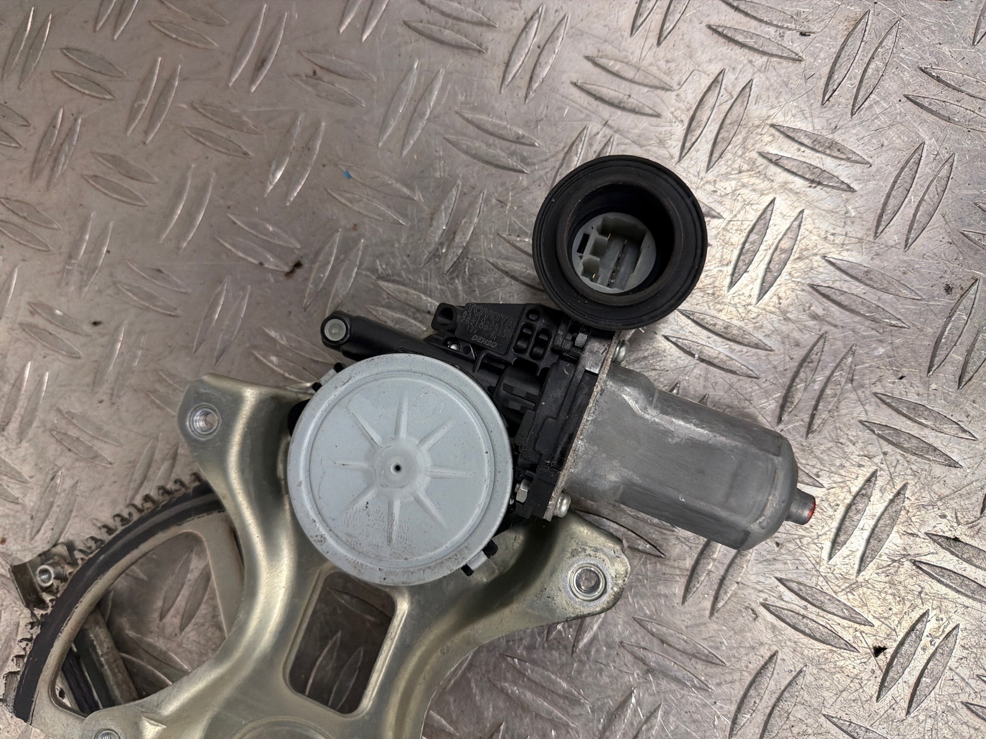 Leve vitre electrique avant droit TOYOTA RAV4 3 PHASE 1 – 8571035180