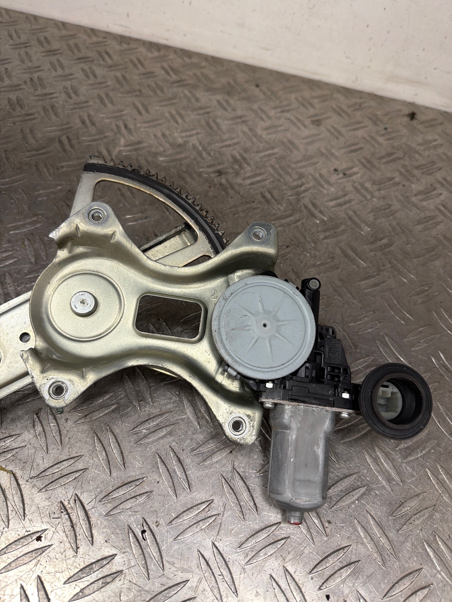Leve vitre electrique avant droit TOYOTA RAV4 3 PHASE 1 – 8571035180