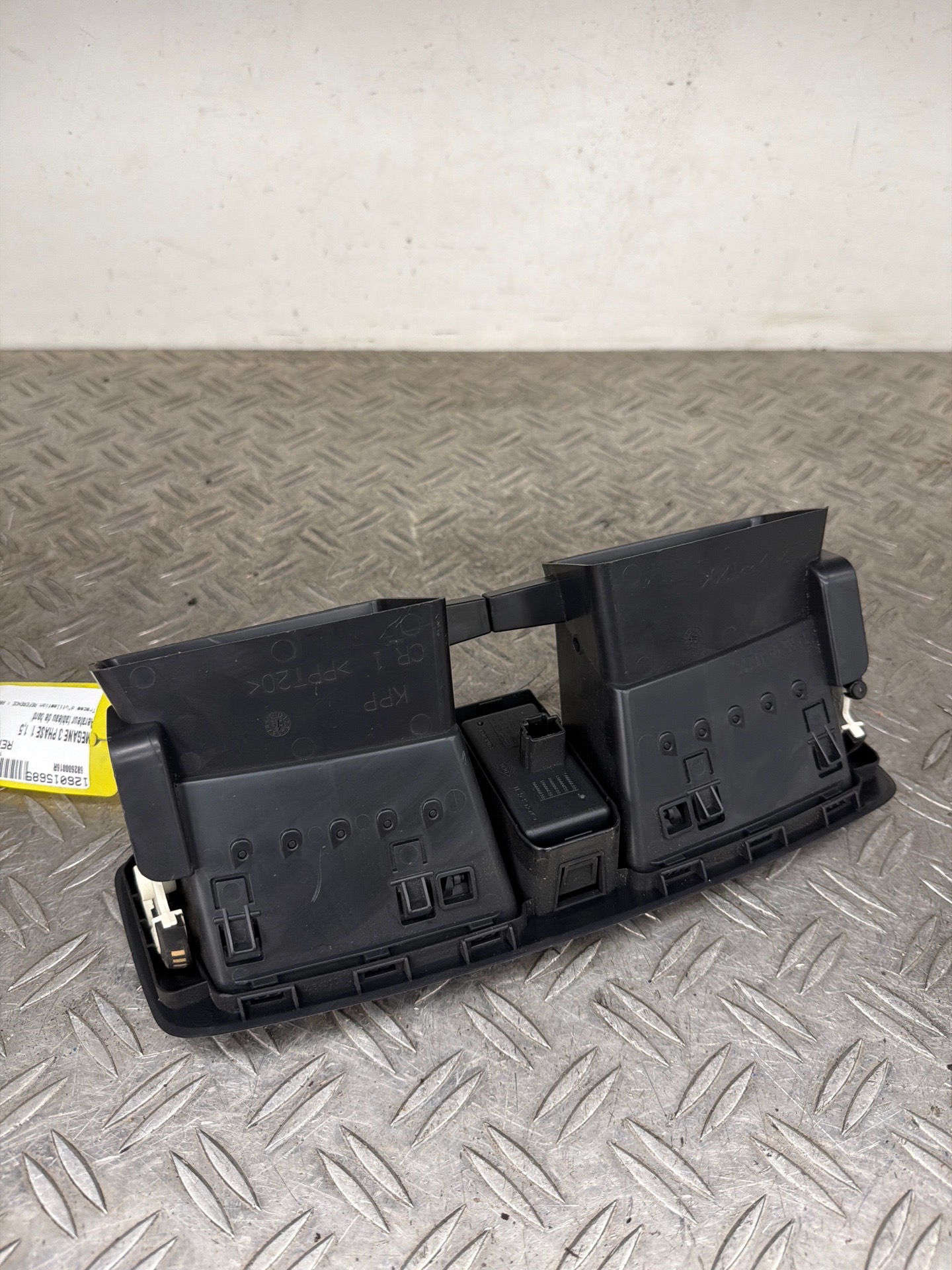 Aerateur tableau de bord RENAULT MEGANE 3 PHASE 1 – 682600016R