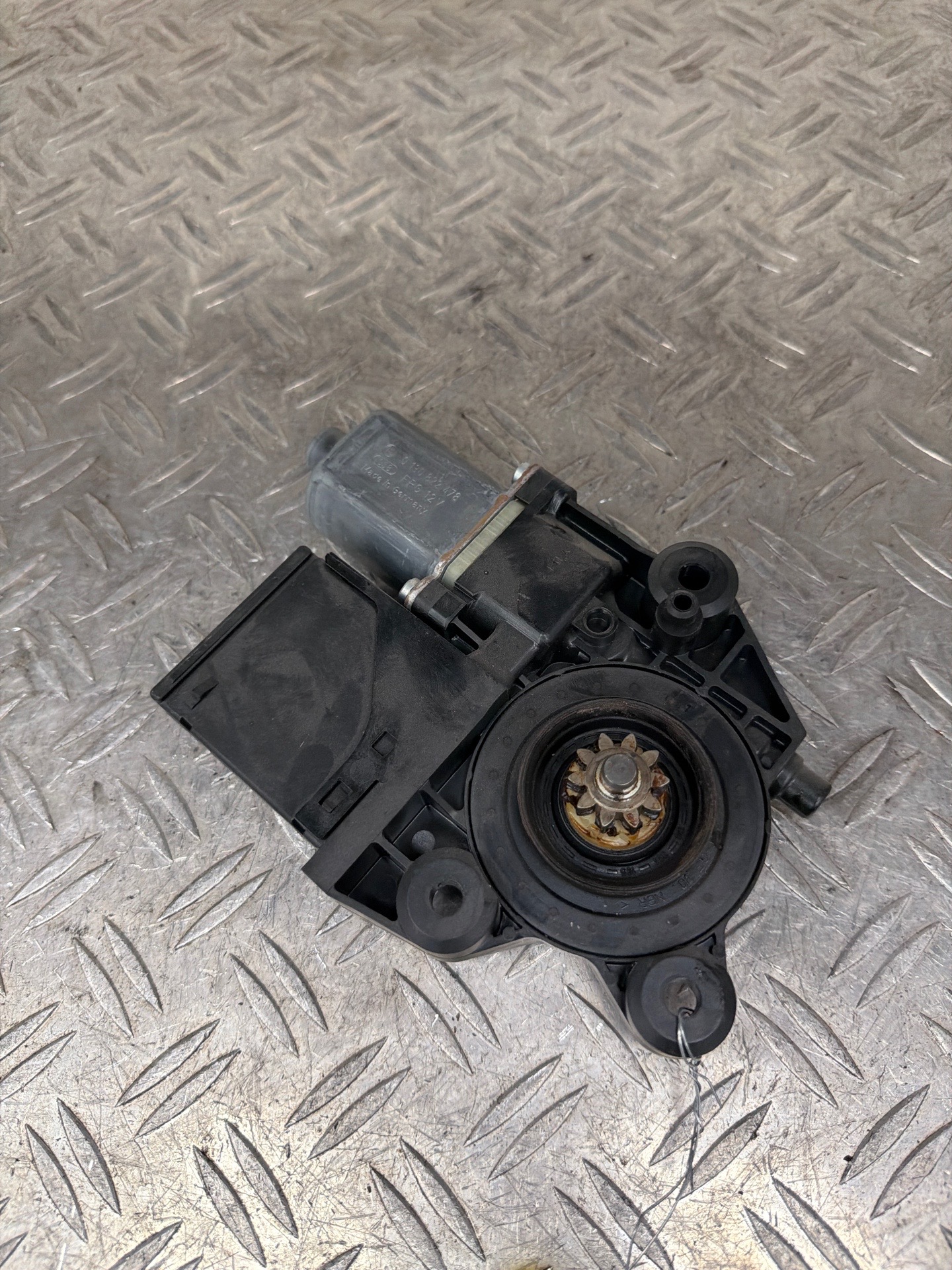 Moteur leve vitre avant gauche RENAULT MEGANE 3 PHASE 1 – 807300004R