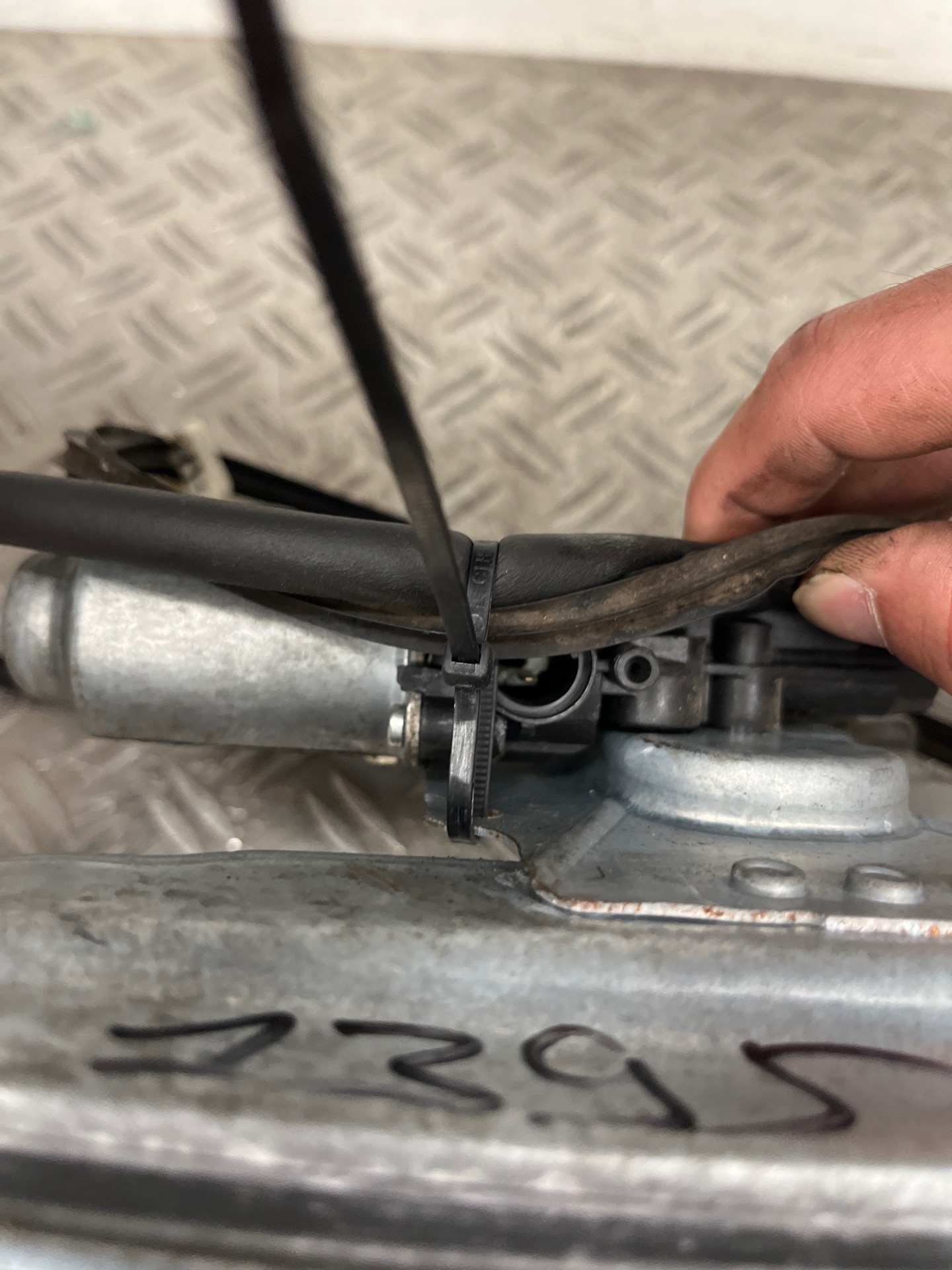 Leve vitre electrique avant gauche RENAULT CLIO 3 PHASE 2 – 400856E