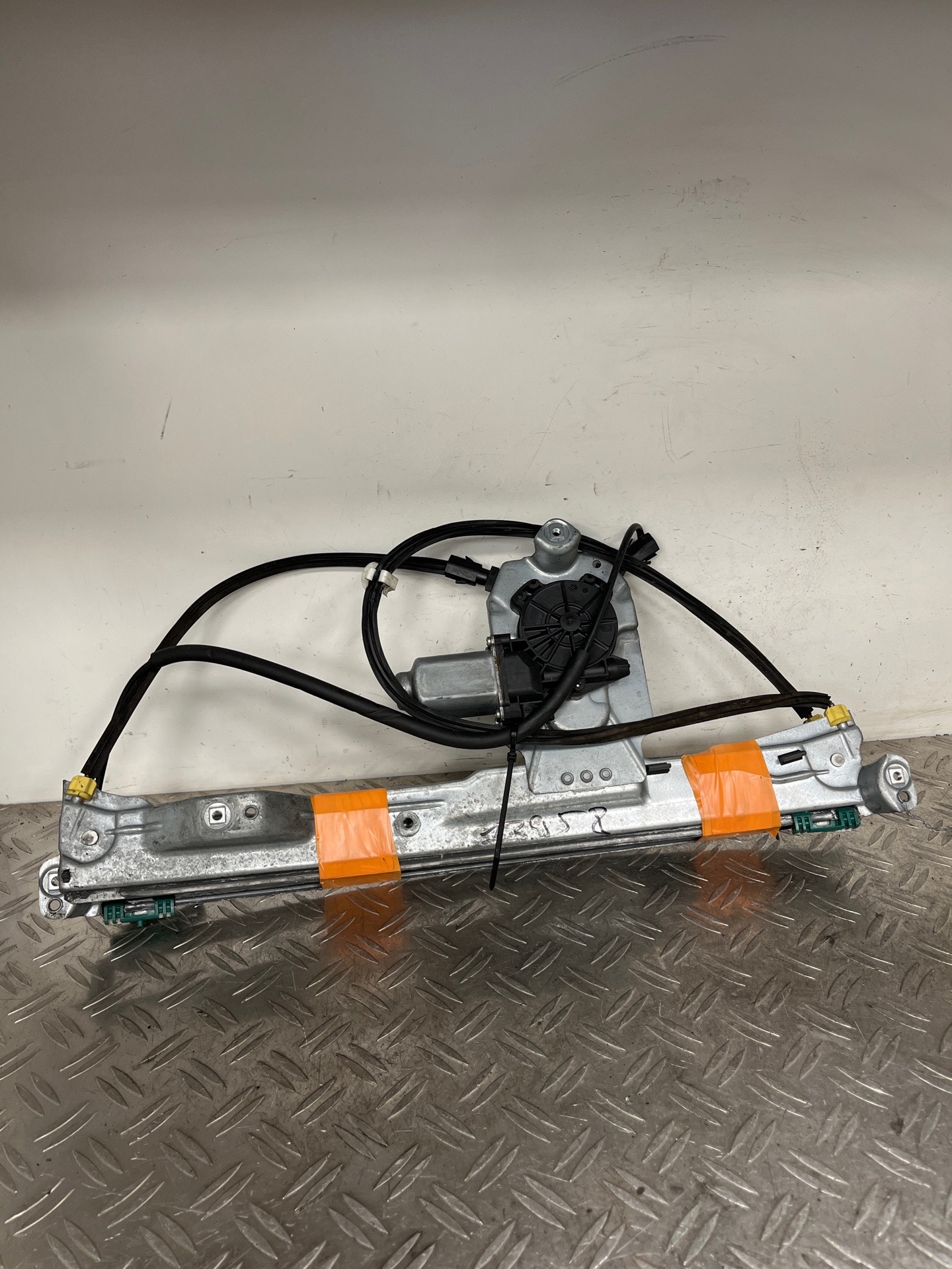 Leve vitre electrique avant gauche RENAULT CLIO 3 PHASE 2 – 400856E