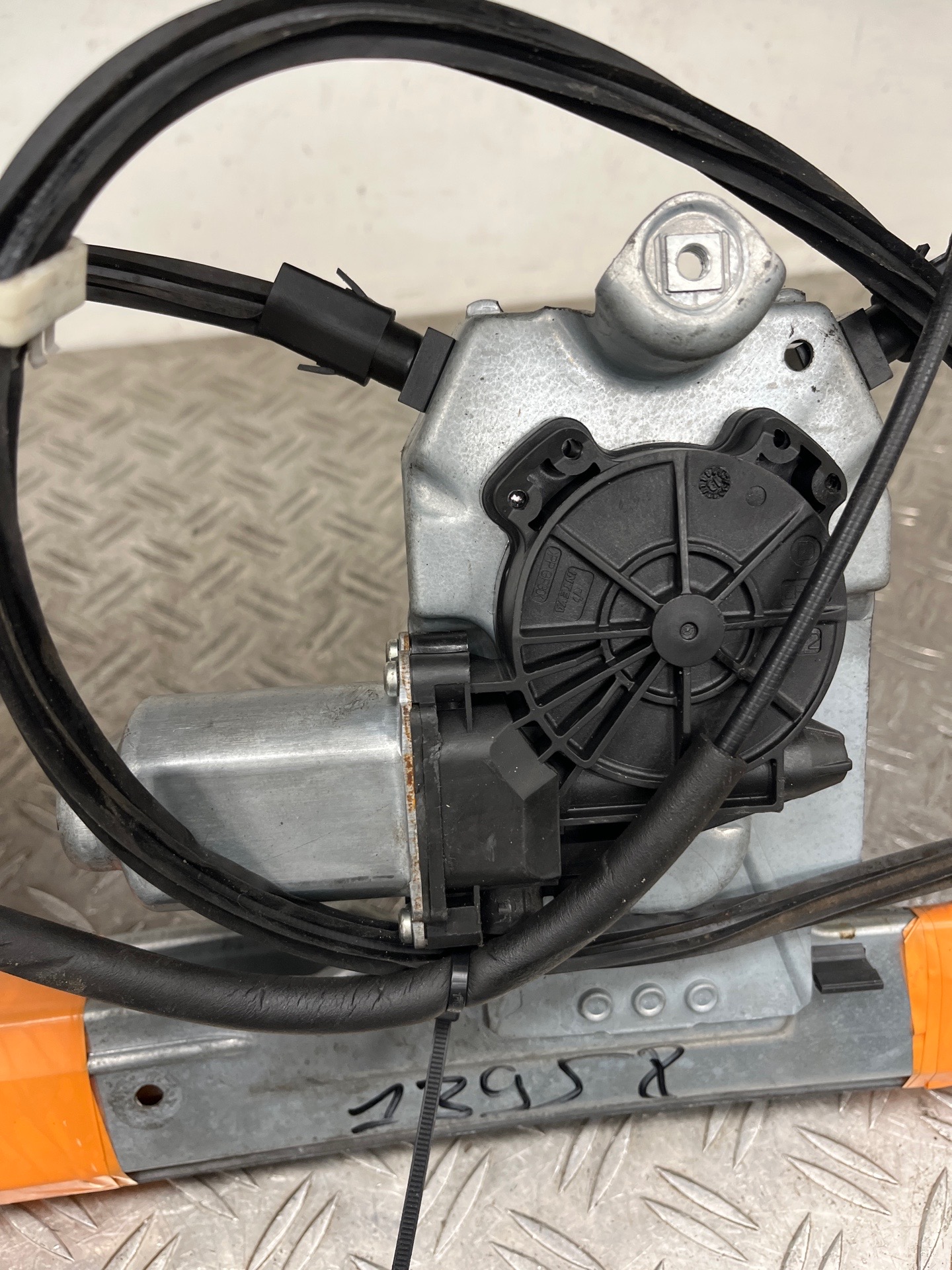 Leve vitre electrique avant gauche RENAULT CLIO 3 PHASE 2 – 400856E