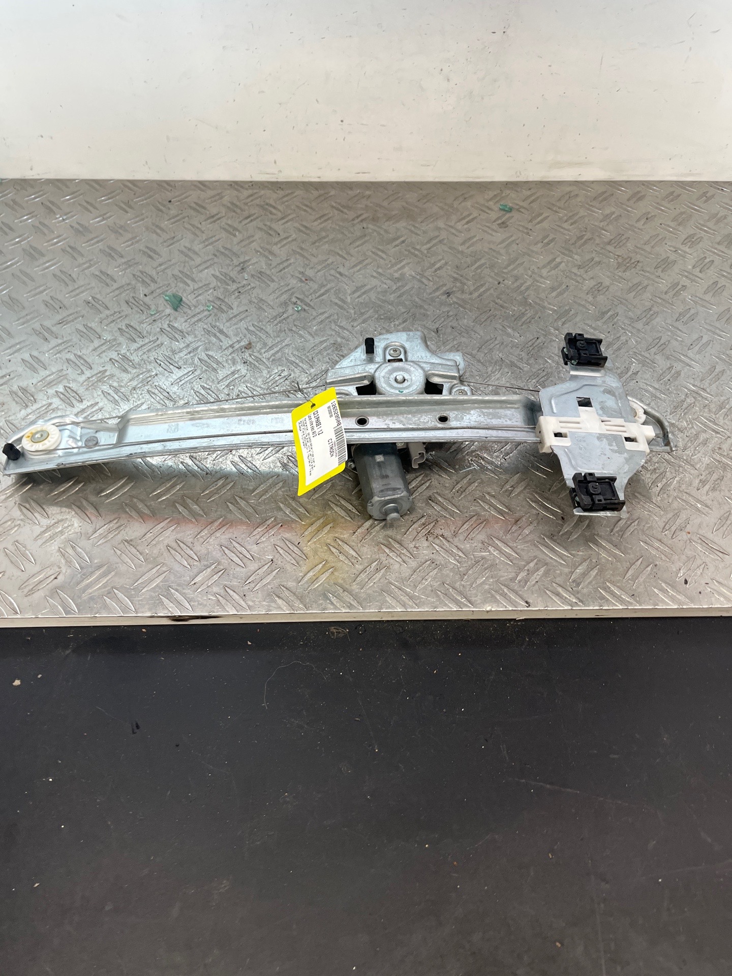Leve vitre electrique avant droit CITROEN C3 3 PHASE 1 – 9813093180