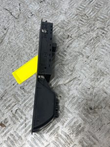 Interrupteur de leve vitre avant gauche RENAULT MEGANE 3 PHASE 1 – 11.5