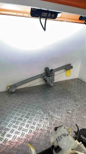 Leve vitre electrique avant droit RENAULT TRAFIC 2 PHASE 1 – 7700311821