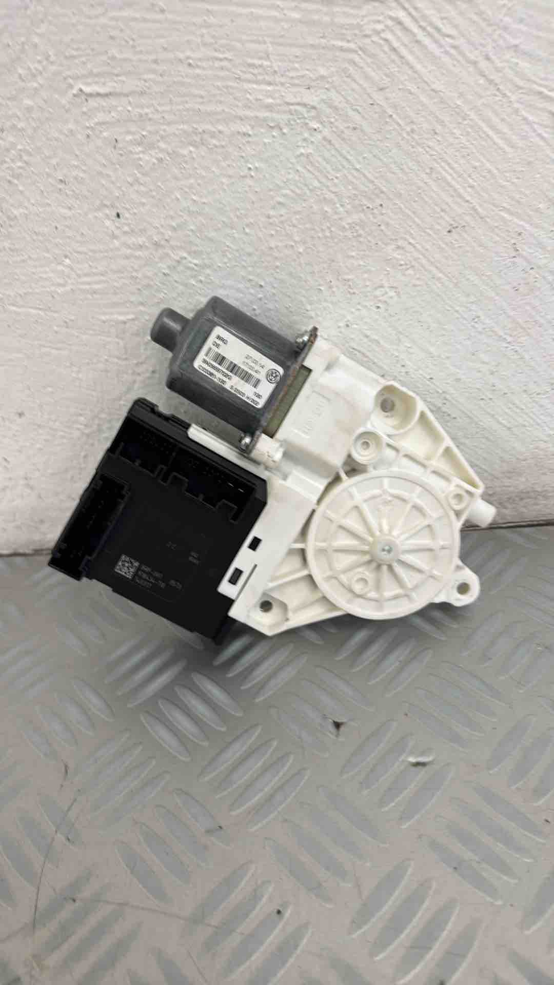 Moteur leve vitre avant droit VOLKSWAGEN TIGUAN 1 PHASE 2 – 5N0959702G