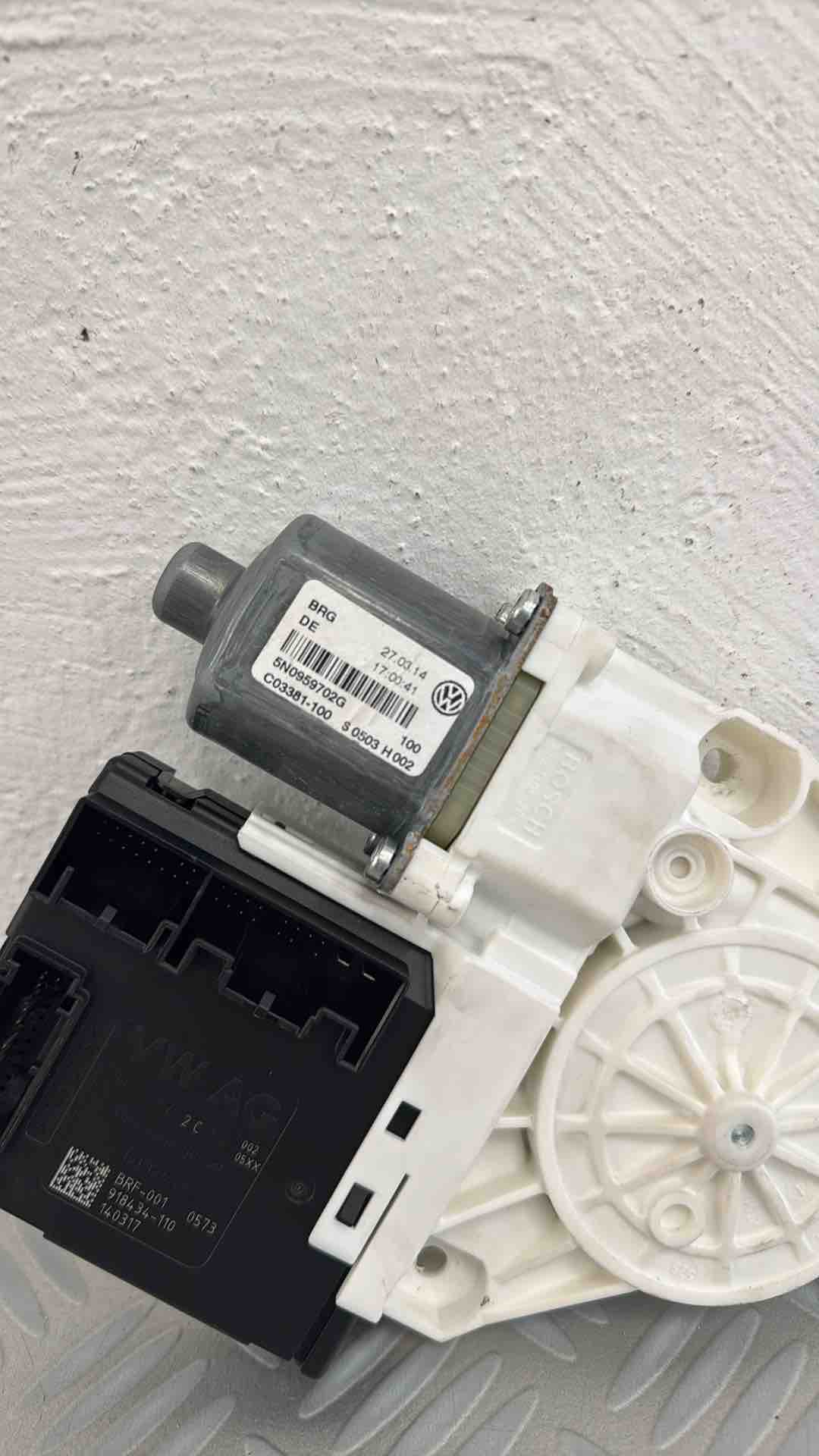 Moteur leve vitre avant droit VOLKSWAGEN TIGUAN 1 PHASE 2 – 5N0959702G