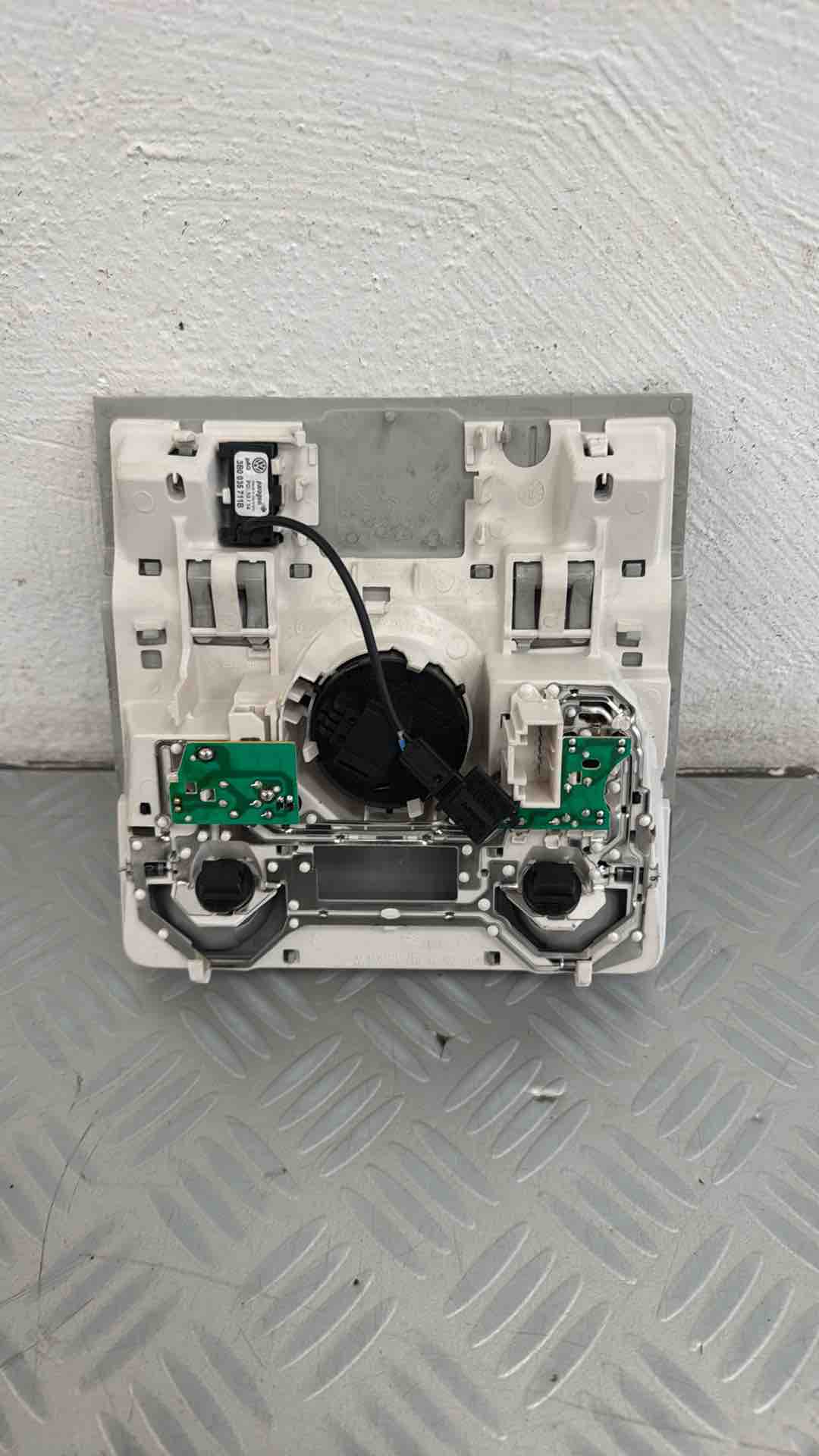 Eclairage de plafonnier VOLKSWAGEN TIGUAN 1 PHASE 2 – 1K0947105