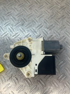 Moteur leve vitre arriere droit RENAULT MEGANE 3 PHASE 1 – 827300003R