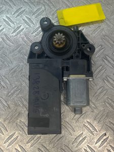Moteur leve vitre avant gauche RENAULT MEGANE 3 PHASE 1 – 130822479