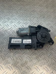 Moteur leve vitre avant gauche RENAULT MEGANE 3 PHASE 1 – 130822479
