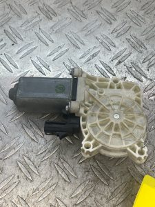 Moteur leve vitre avant gauche DODGE – 1001800A001