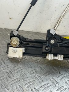 Leve vitre electrique avant droit CITROEN DS5 PHASE 1 – 9804388180