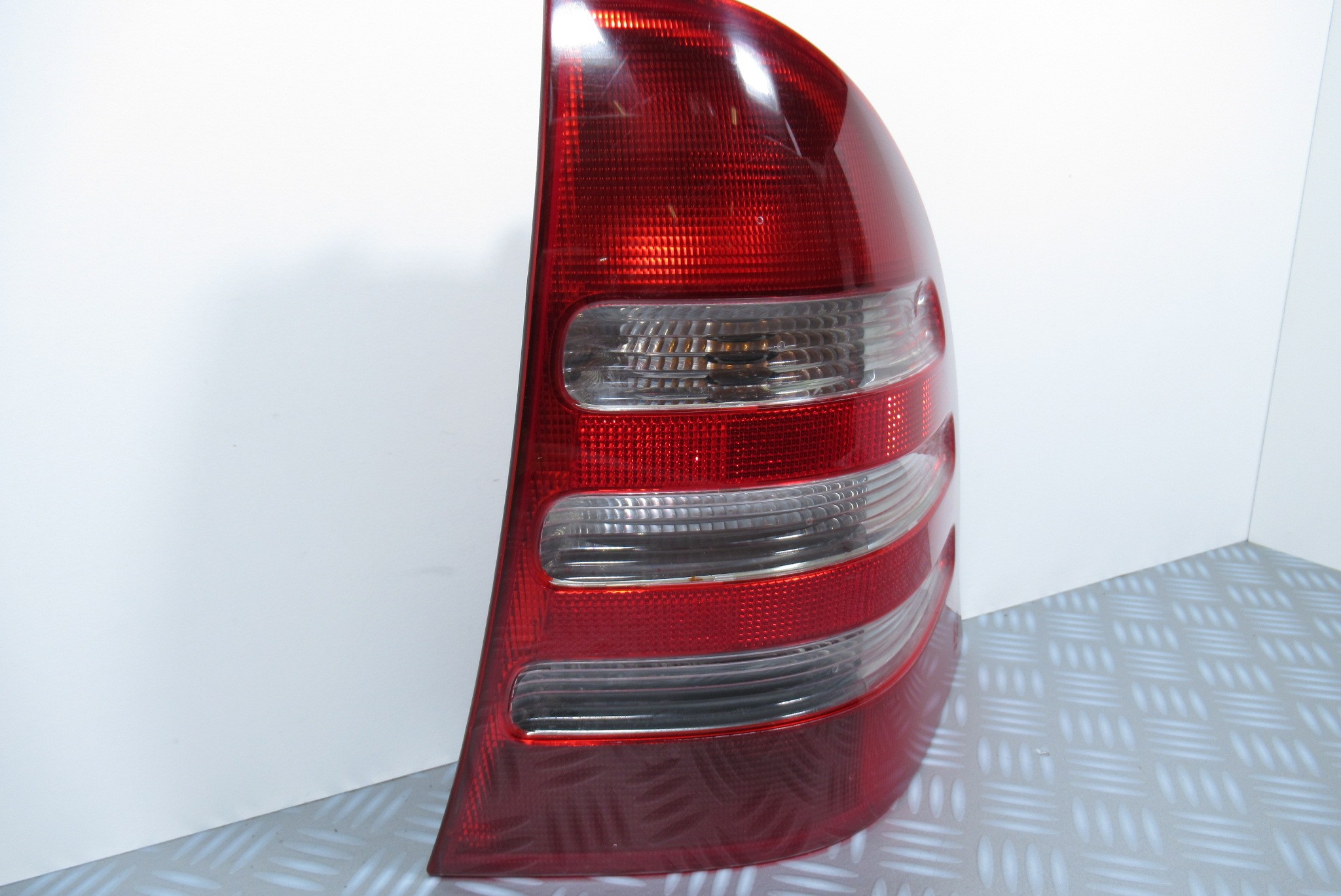 Feu arrière droit Mercedes Classe C (203)